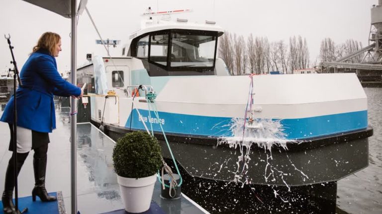 Deze elektrische waterbus vaart vanaf april tussen de Drechtsteden