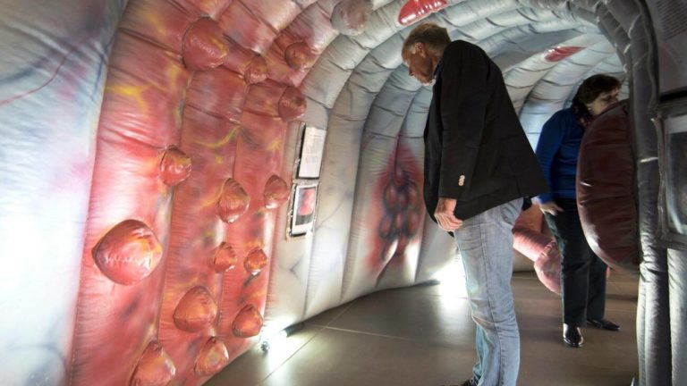Wandelen door een dikke darm tijdens de darmkankerweek