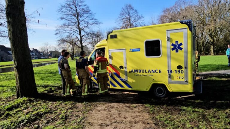 Ambulancepersoneel rijdt zich vast in park en heeft zelf hulp nodig