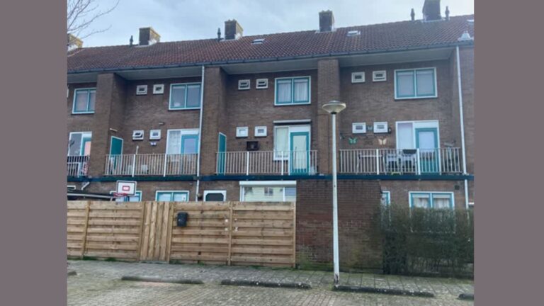 Boekhouder waarschuwt politie die vrouw dood in woning vindt: ’Ze was erg op zichzelf’