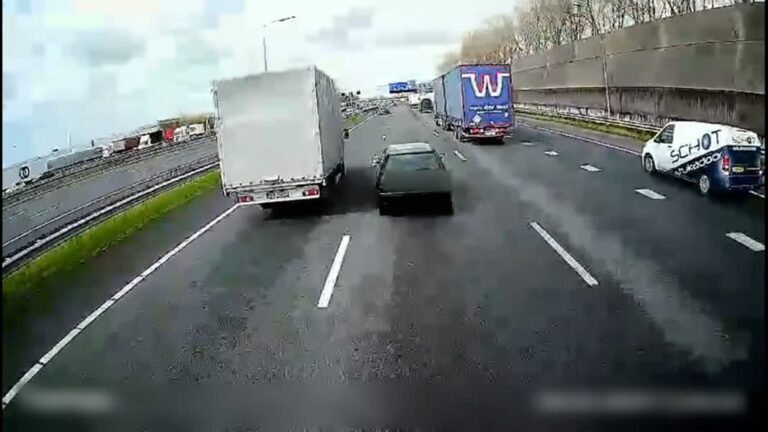 Video: vrachtwagen kan auto met pech op A15 niet meer ontwijken