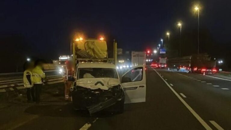 Ongeluk met vrachtwagen en bestelbus