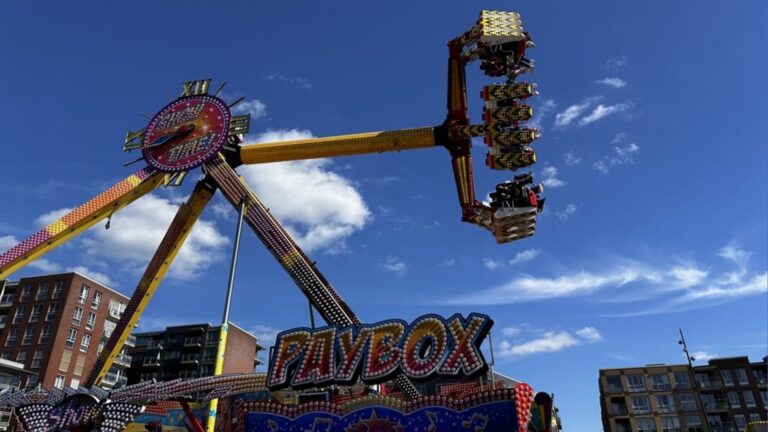 Wethouder knipt lint door en opent de kermis