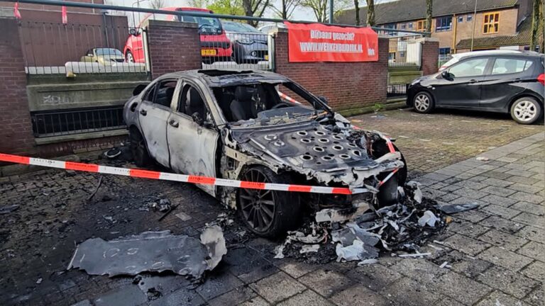 112-nieuws: brand verwoest auto in Dordrecht, jongen vast tussen container en muur