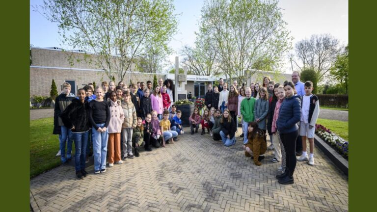Oorlogsmonument overgedragen aan leerlingen Beatrixschool