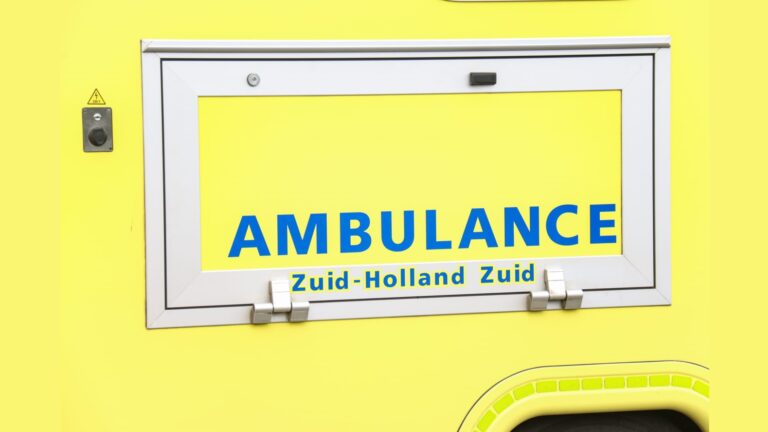 Man uit sloot gehaald en gereanimeerd