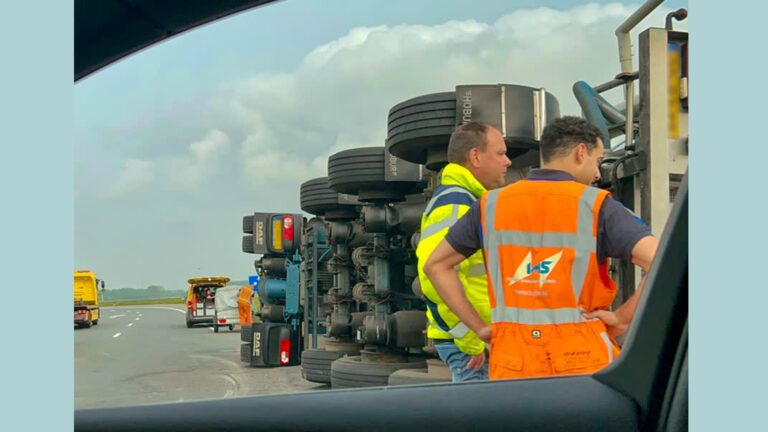 Vrachtwagen op zijn kant, oprit A15 dicht