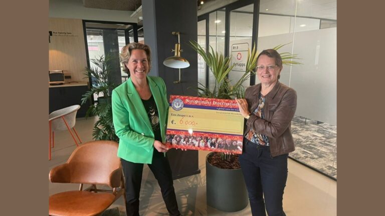 Uitreiking cheques voor goede doelen