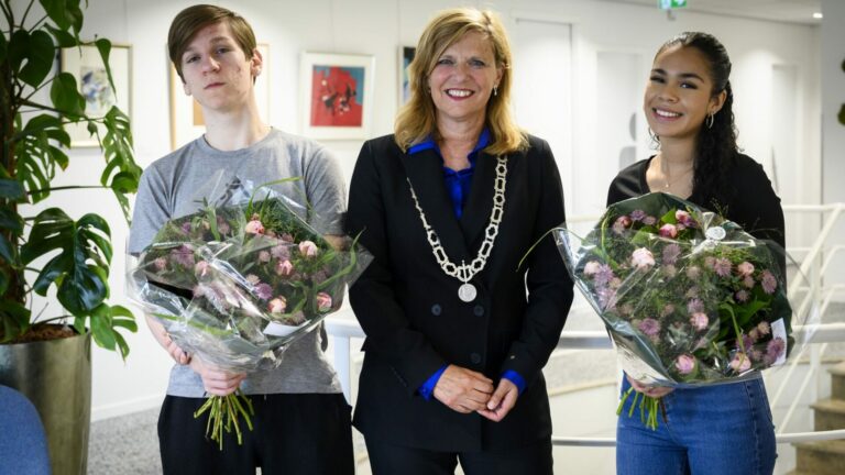 Burgemeester Margreet van Driel is trots op ‘helden’ Manuel en Araceli