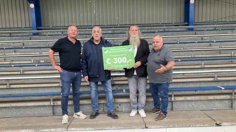 Schenking van 300 euro voor MerweRTV door VV Sliedrecht