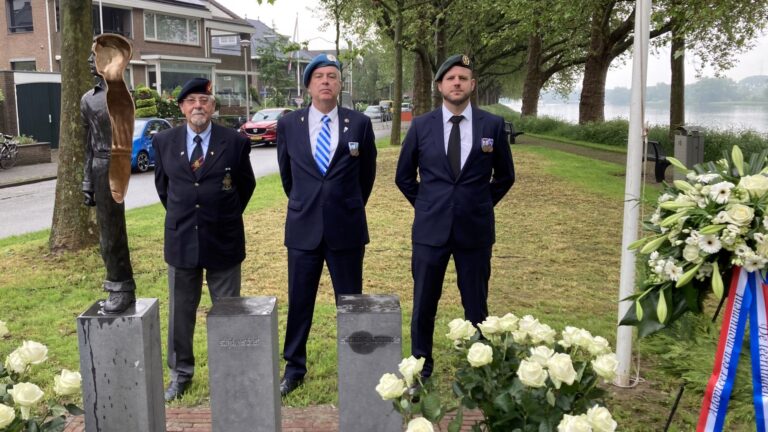 Eervolle herdenking bij monument voor de Merwedegijzelaars