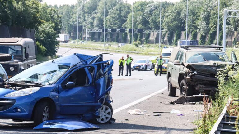 A16 dicht na ernstig ongeluk, traumahelikopter landt op snelweg