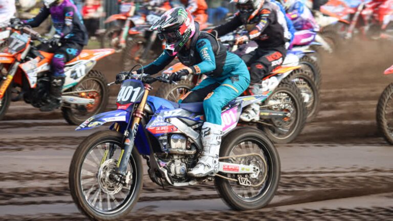 Sliedrechtse motorcrossster Van Drunen behoudt leiding in WMX na regenballet
