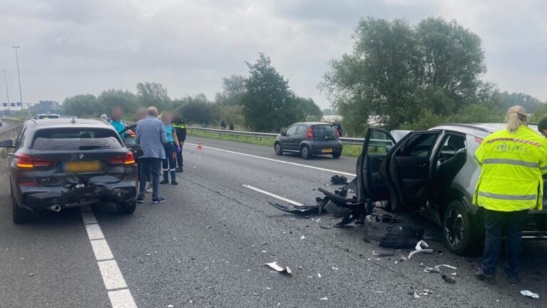 Drie auto’s flink beschadigd na kettingbotsing