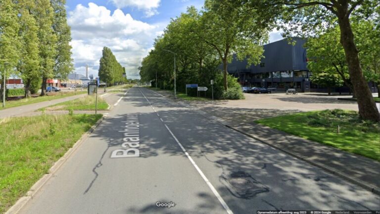 Bijrijder motor door ruit bushokje na aanrijding