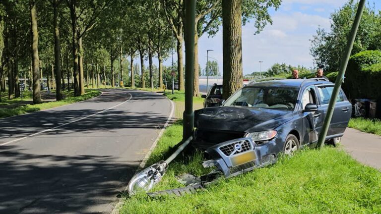 Man (85) valt weg en botst tegen lantaarnpaal