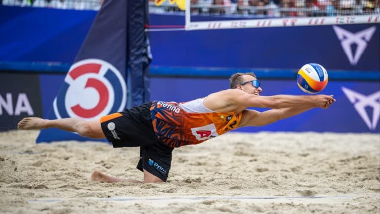 Beachvolleyballer de Groot door naar knockoutfase Olympische Spelen
