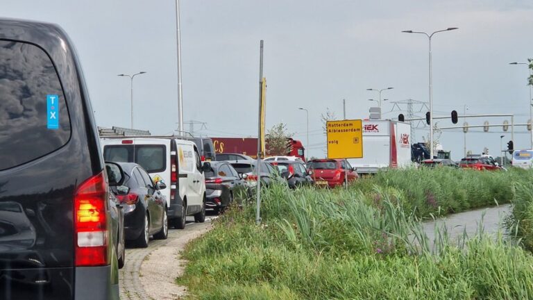 Verkeerschaos na afsluiting A15, Rijkswaterstaat hekelt sluipverkeer
