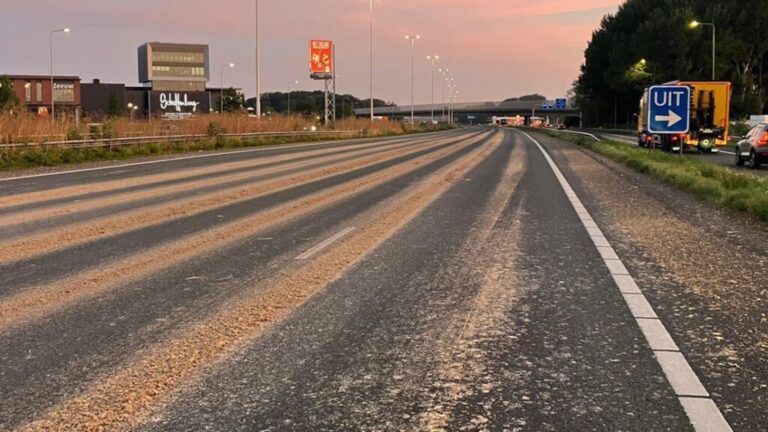 A16 weer open na opruimen aardappelpulp