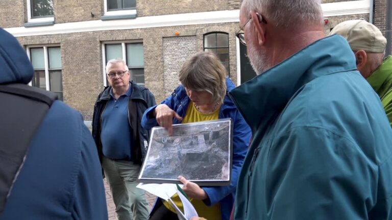 Stadsgidsen laten zich bijpraten door archeologen, nieuwe informatie verwerkt in wandeling