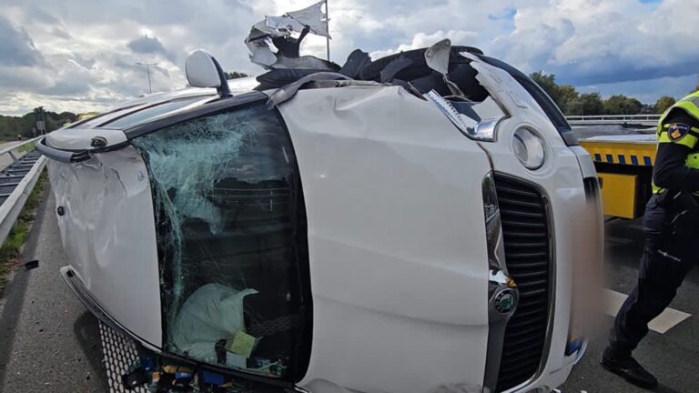 Auto belandt op kant na botsing N3