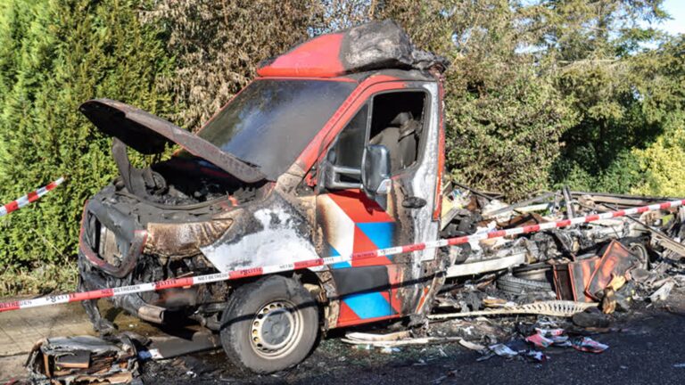 Geparkeerd brandweerbusje in Sliedrecht in vlammen op