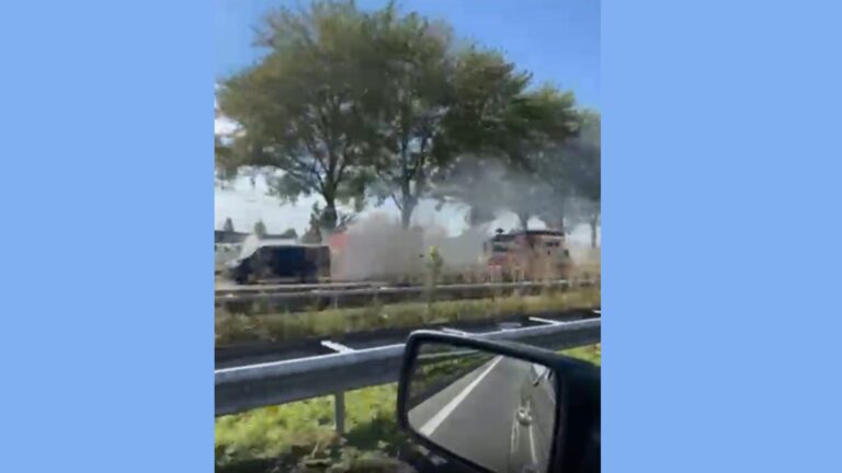 Bestelbus vliegt in brand op A15