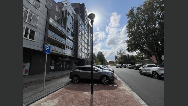 Parkeerplekken Admiraalsplein al maand onbruikbaar door lantaarnpalen