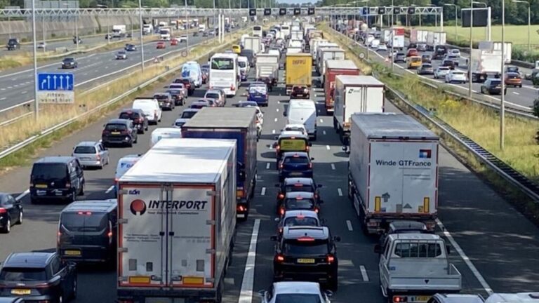 Drukte tijdens ochtendspits, meerdere files in de regio