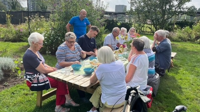Lunch traktatie voor bewoners van de Zoutstoep