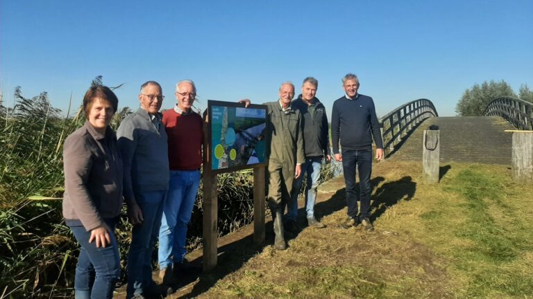 Plaatsing informatiebord en bankje bij de oude Donkse brug