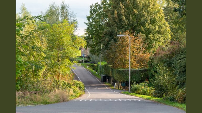 ‘Levensgevaarlijk’: zorgen om smalle fietspaden en ontbrekende stoepen