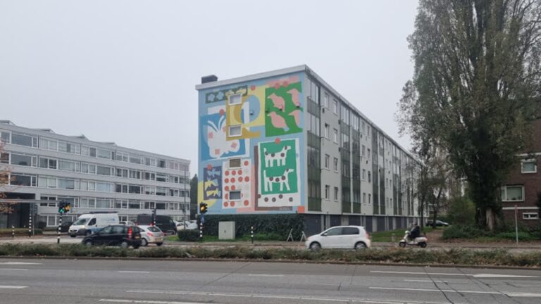 Nieuwe muurschildering ‘Brievenbord’ aan Talmaweg Dordrecht onthuld