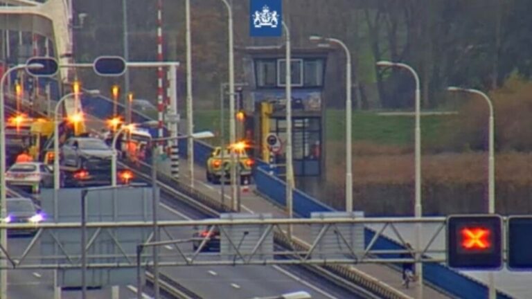 Ongeluk op brug bij Gorinchem veroorzaakt veel files