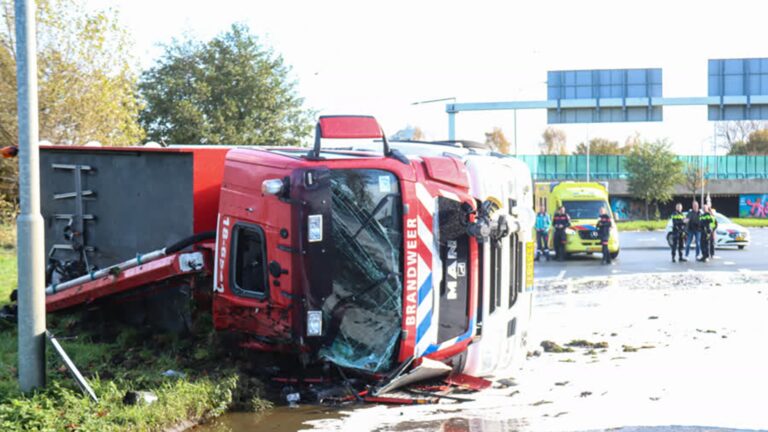 Bluswagen gekanteld op Mijlweg, schade is groot