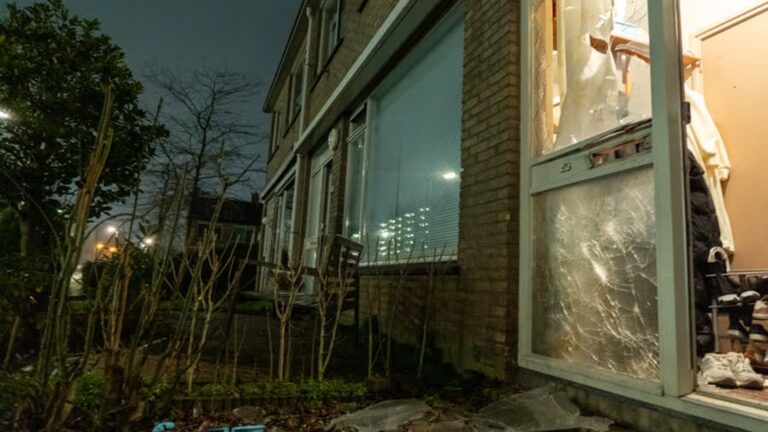 Schade aan voorkant huis door explosie, politie zoekt getuigen