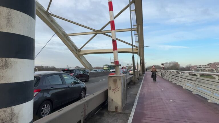 Slagboom Merwedebrug geraakt, tijdelijk lange file