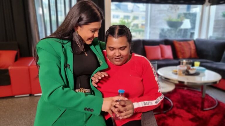 Varscha (24) vertelt hoe het voor haar is om jong mantelzorger te zijn