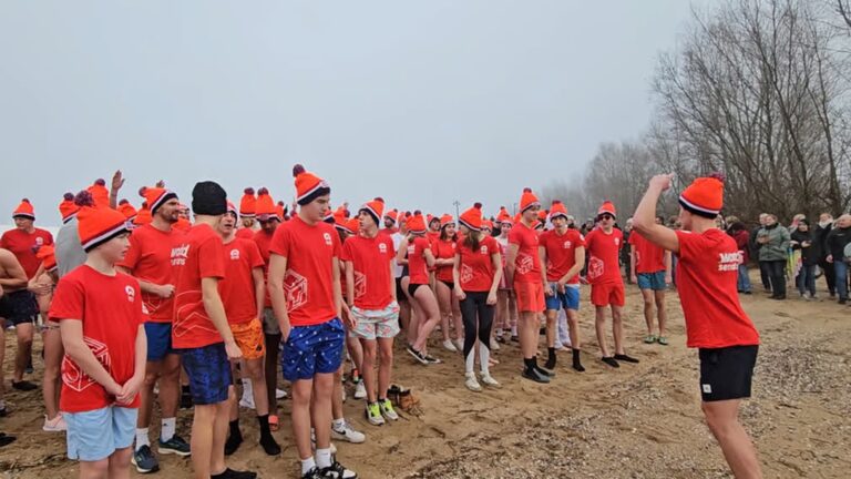 Een nieuwjaarsduik in het oude jaar, in Hardinxveld-Giessendam doen ze het gewoon