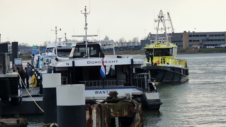 Aanvaring met Waterbus na stuurfoutje, niemand gewond