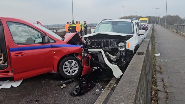 Zwaargewonde (33) bij frontale botsing tussen twee auto’s