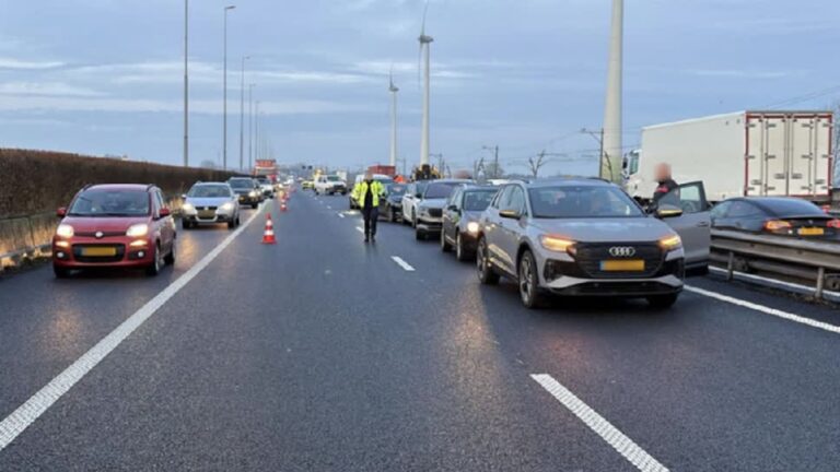 Ongeluk op A15 met acht auto’s, veel vertraging