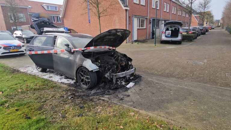 112-nieuws: meerdere auto’s beschadigd bij ongeval en mogelijke brandstichting in Hardinxveld
