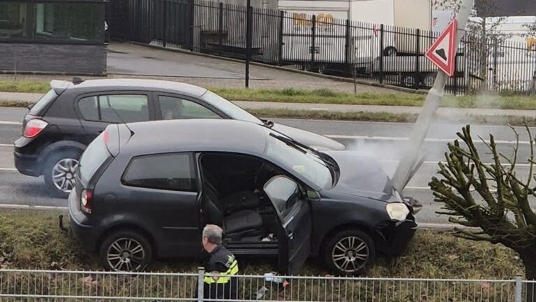 Auto van de weg gereden, politie zoekt getuigen