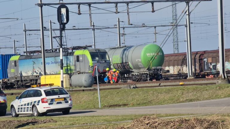 Schone tankwagons lekken chemische stof, brandweer rukt uit