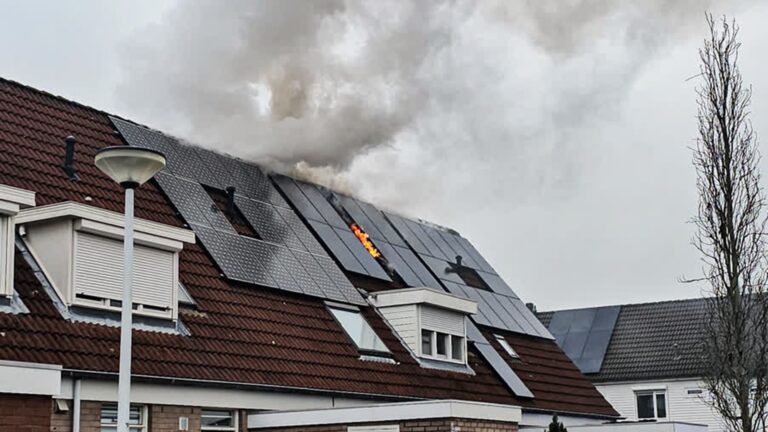 Uitslaande brand in rijtjeshuis, bewoners op tijd weg