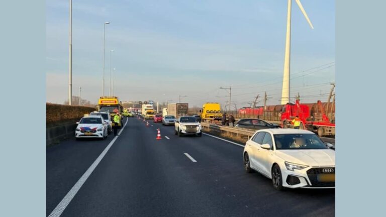 Snelweg dicht en lange files door ongelukken op A15
