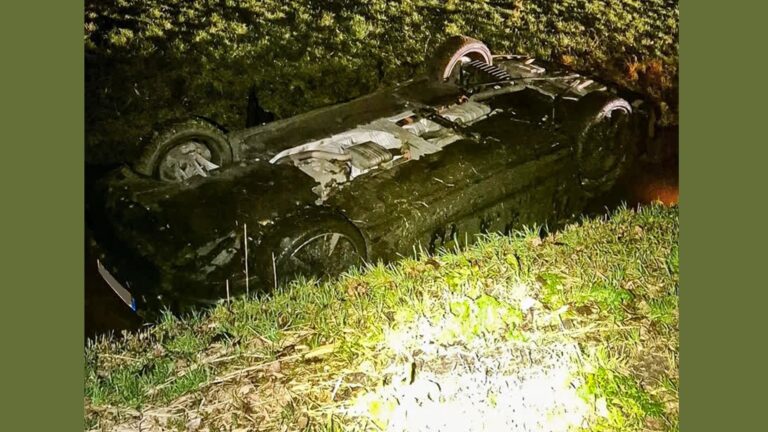 Auto op z’n kop in de sloot, bestuurder had te veel gedronken