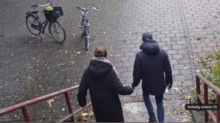 Tweetal mishandelt man op klaarlichte dag, politie deelt beelden