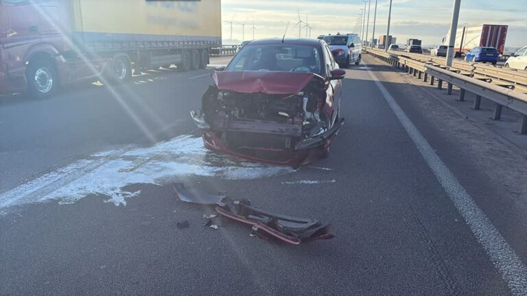 Ongeluk op de Moerdijkbrug, file richting Dordrecht